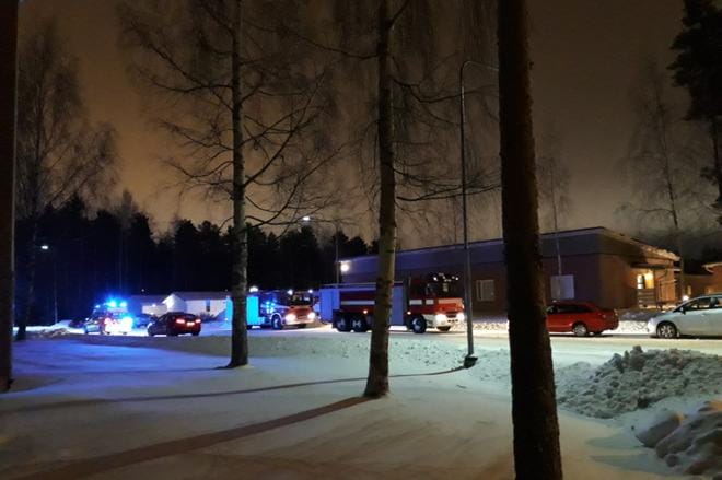 Kuntoutusyksikössä syttynyttä tulipaloa sammutti useita pelastuslaitoksen yksiköitä. Yksi asukas jouduttiin kuljettamaan jatkohoitoon, muiden tilan ensihoito tarkasti paikan päällä. KUVA: Pia Hunnakko
