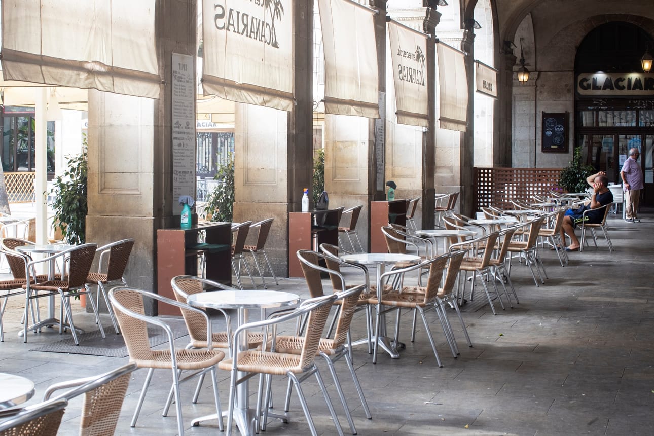 Barcelonalaisterassi huutaa tyhjyyttään. Yleensä heinäkuun lopussa eletään vuoden kiireisintä turistisesonkia.