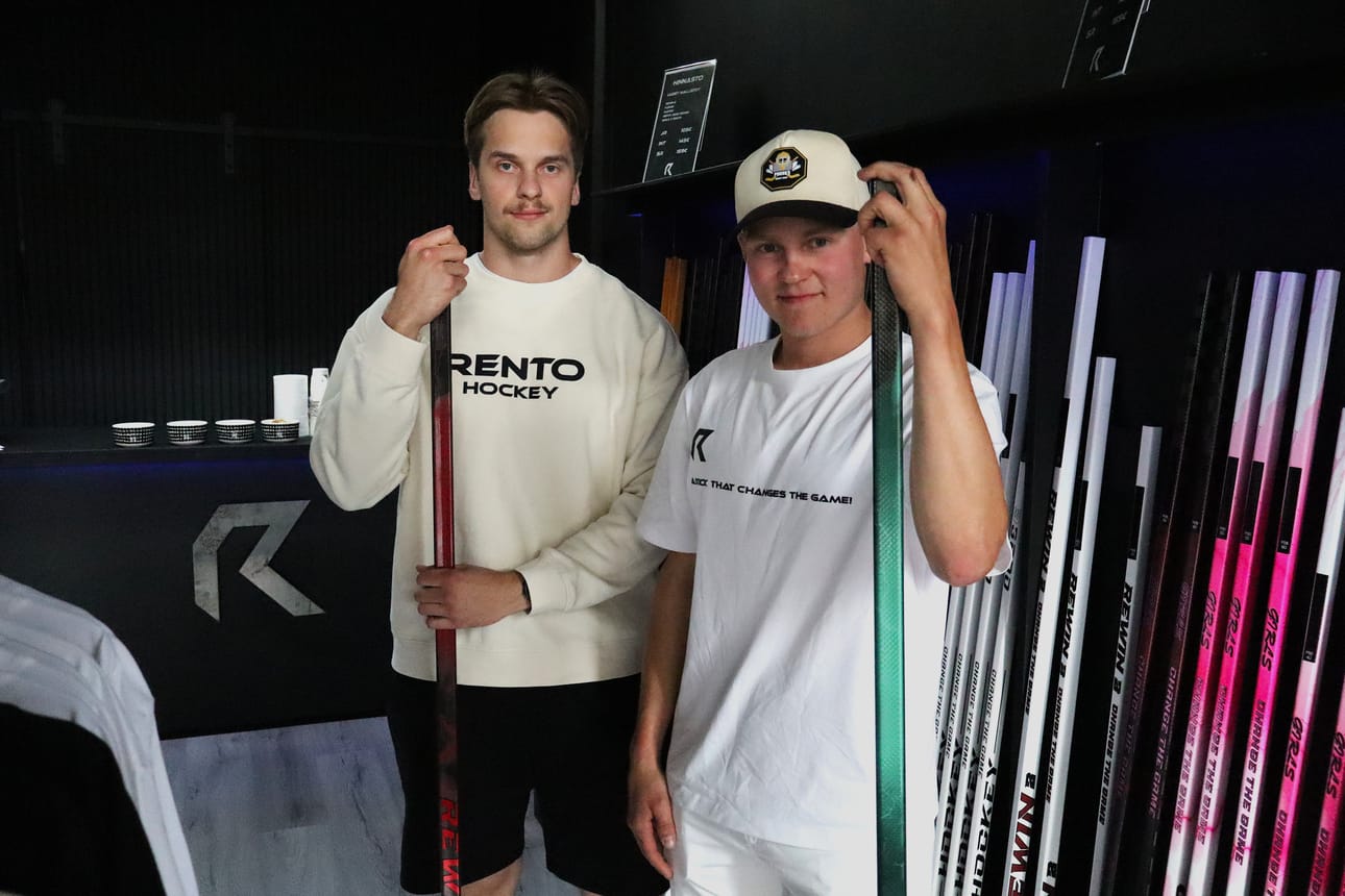 Jere Ohtonen (vas.) ja Valtteri Haataja juhlistivat keskiviikkona 22. heinäkuuta jääkiekkovarusteiden erikoisliike Rento Hockey:n kivijalkamyymälän avajaisia Kuusamossa.