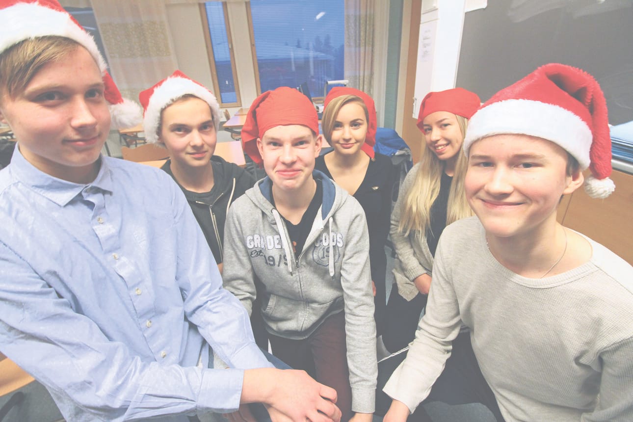 Eetu Kinnunen (vasemmalla), Aleksi Vuollo, Elias Holm, Viivi Kajula, Riina Timonen ja Veikka Hintikka pohtivat joulukuun Pressiklubissa Joulupukin brändäämistä.