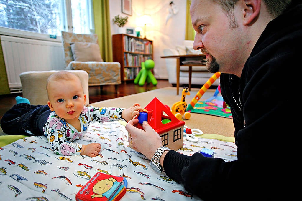 Tommi Latvan isäkuukauteen on yhdistetty vanhempainloman kaksi viimeistä viikkoa. Hän palaa töihin tammikuun 10. päivä. Samana päivänä Leevi Latva aloittaa hoidossa läheisessä ryhmäperhekodissa. Se vähän jännittää jo nyt - isää.