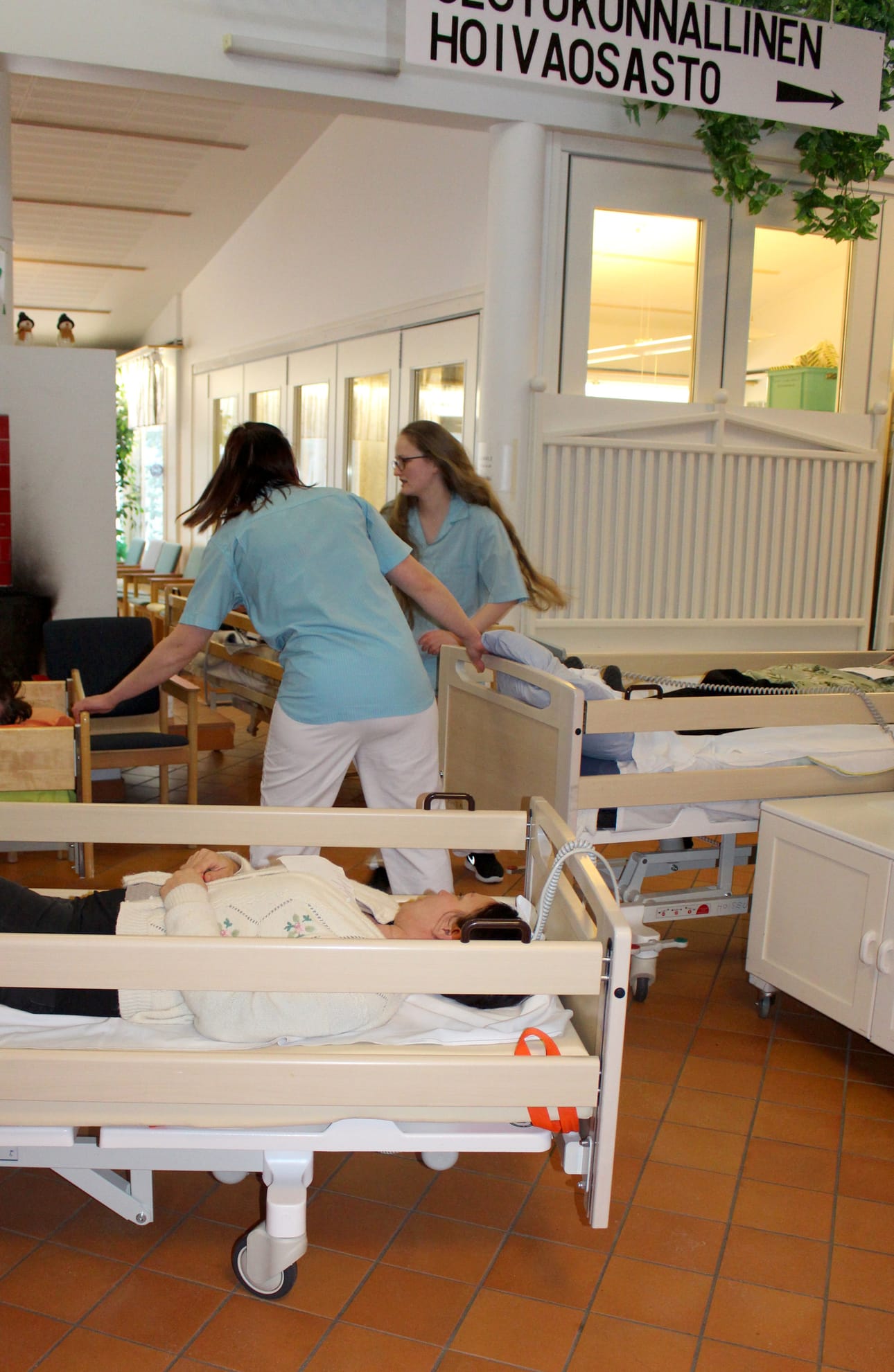 Harjoituksessa mukana olleista potilaista osa oli Mäkelänrinteen oikeita asukkaita ja osa paloaseman naisosaston jäseniä. Hoitajat Suvi Taikina-aho ja Linnea Äijälä evakuointihommissa.