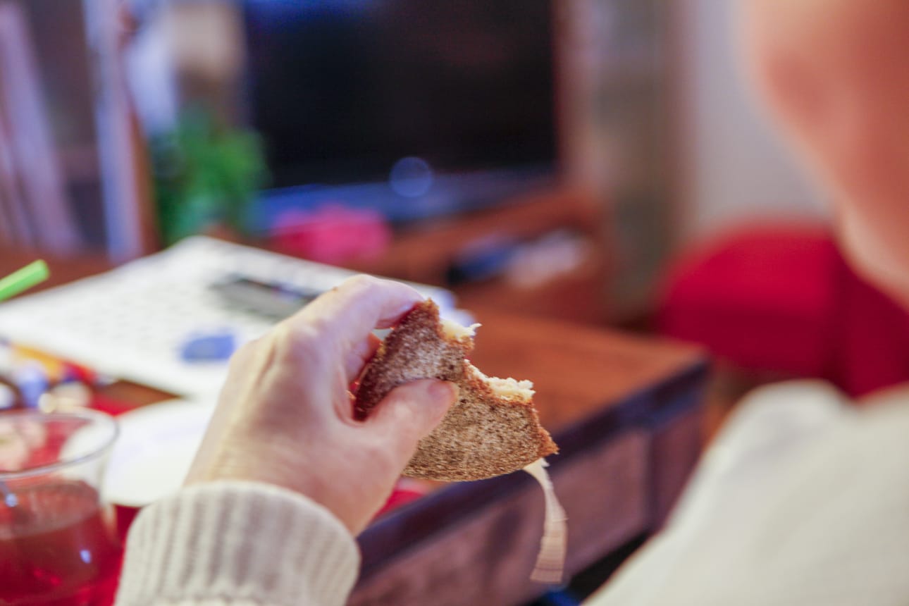 Kirjoittajien mukaan vaikka suurin osa ikäihmisistä asuu kotona, kotipalvelujen supistaminen heikentää heidänkin lähiturvallisuuttaan.
