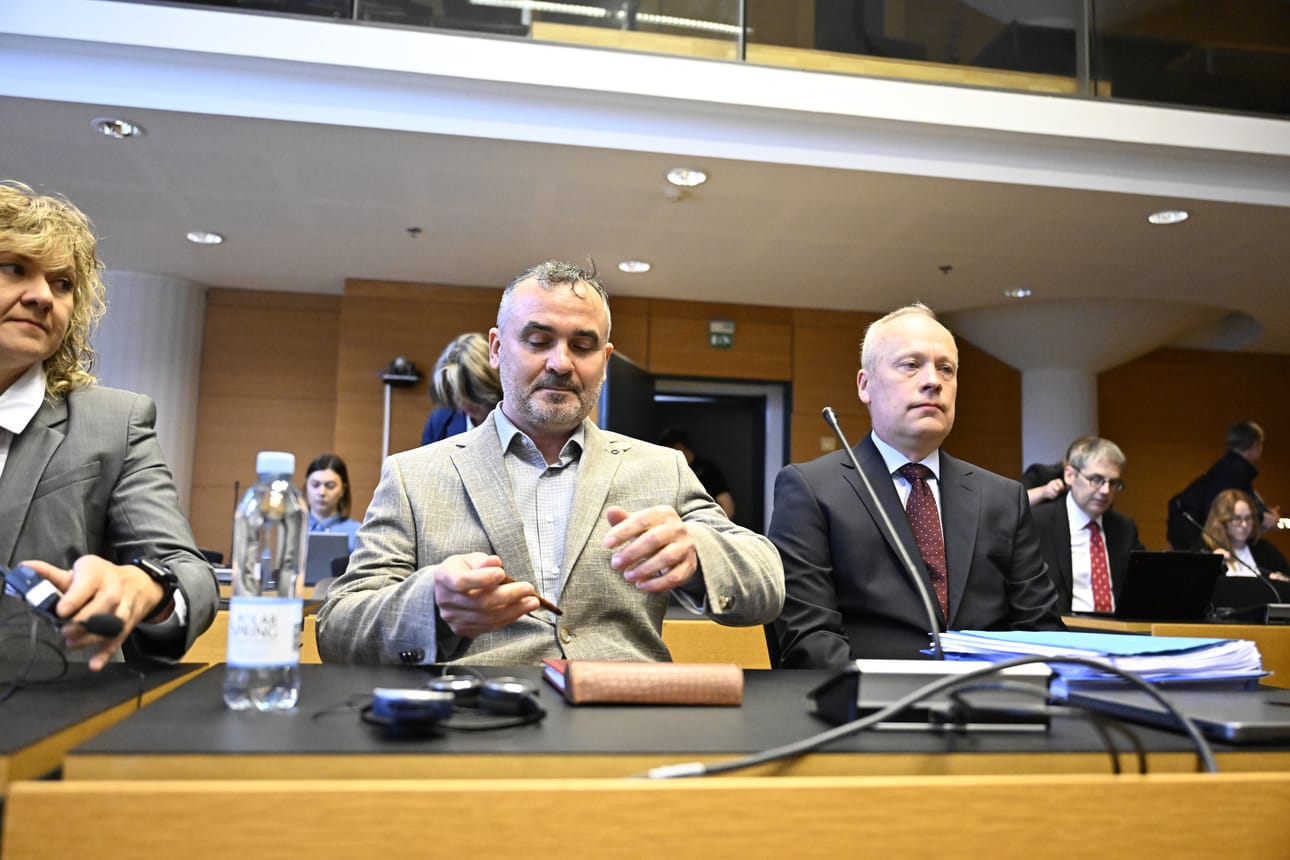 Fitburg-rahtialuksen kapteeni Andrei Maksimenko ja asianajaja Olli Etelämäki (oik.). Sekä Maksimenko että toinen syytetty, Fitburgin pursimies, kiistävät syytteet.