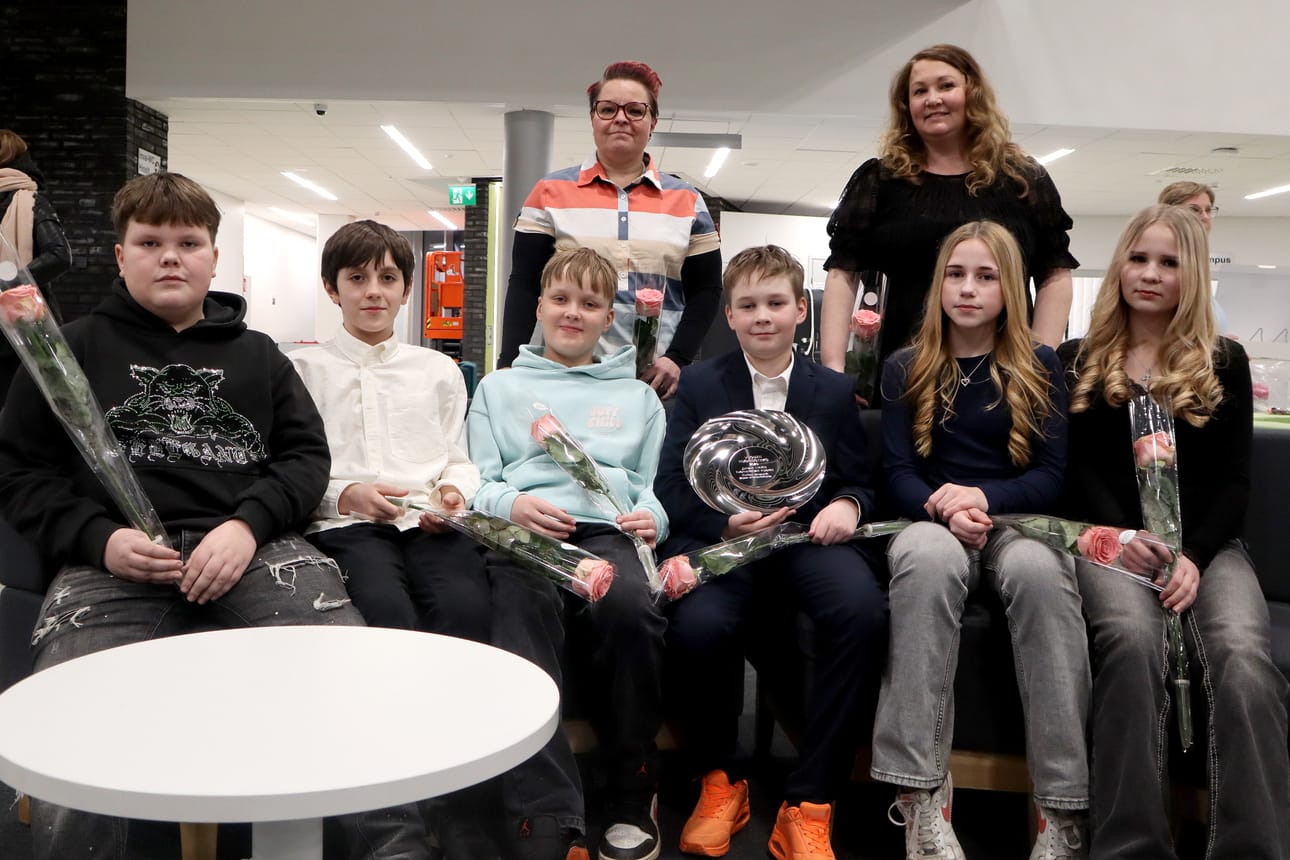 Jurvan Liekin ahkerat nuoret tuomarit Rasmus Penttilä, Eino Penttilä, Leevi Virta, Verneri Koski, Maija Hahto ja Neea Noppa kertovat, että pesäpallon tuomarointi on kivaa ja se opettaa sääntöjä. Seuran puheenjohtaja Katri Rientamo ja tuomarivastaava Heli Koski ovat ylpeitä rohkeista nuorista.