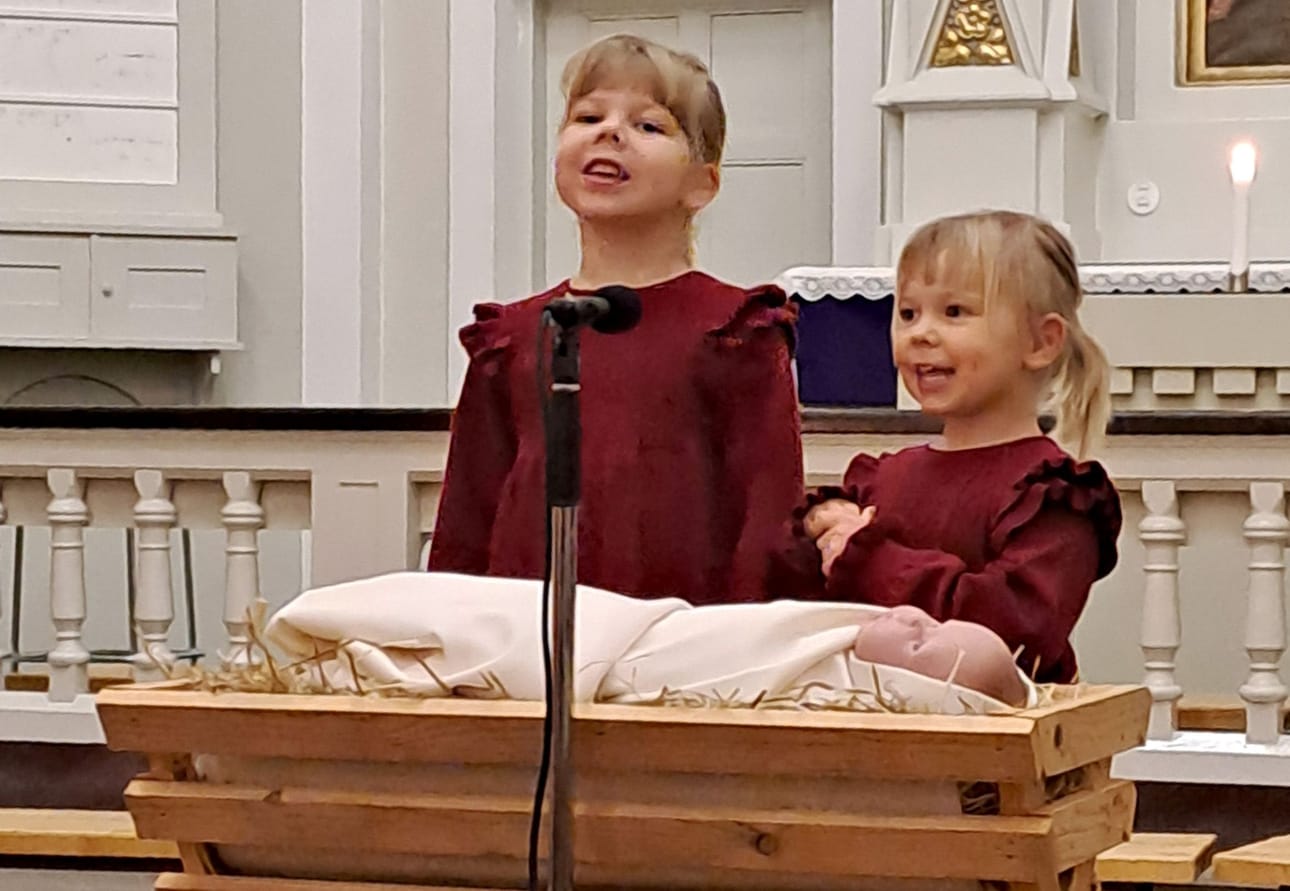 Kuorojen joulukonsertin suloisimmat esiintyjät Jenny ja Senni Laakso sulattivat sydämiä taitavalla laulullaan.