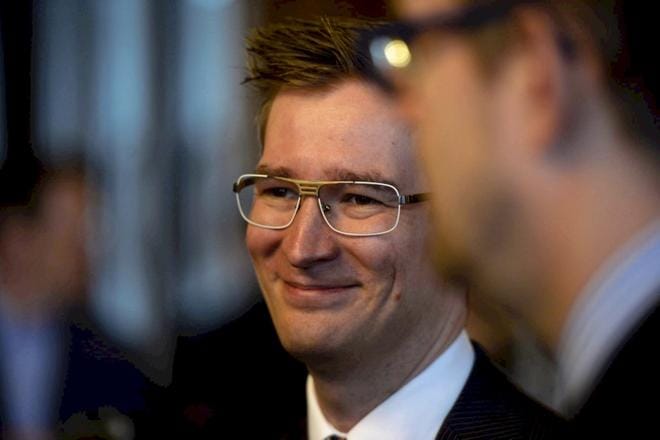 Entinen vihreiden kansanedustaja Oras Tynkkynen ei ole vielä päättänyt, ketä äänestää vihreiden uudeksi puheenjohtajaksi. Kuva: Elias Lahtinen