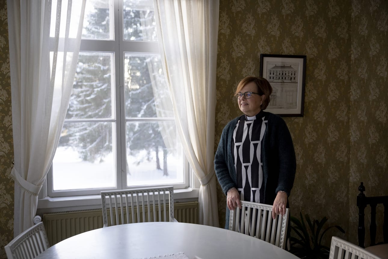Eeva Mertanimi kertoo, että pappilan kahvihuoneessa osataan nauraa vähän myös itselleen. Se on yksi syy, miksi hän viihtyy Limingan seurakunnassa. – Täällä on mahdottoman hyvä tehdä töitä.