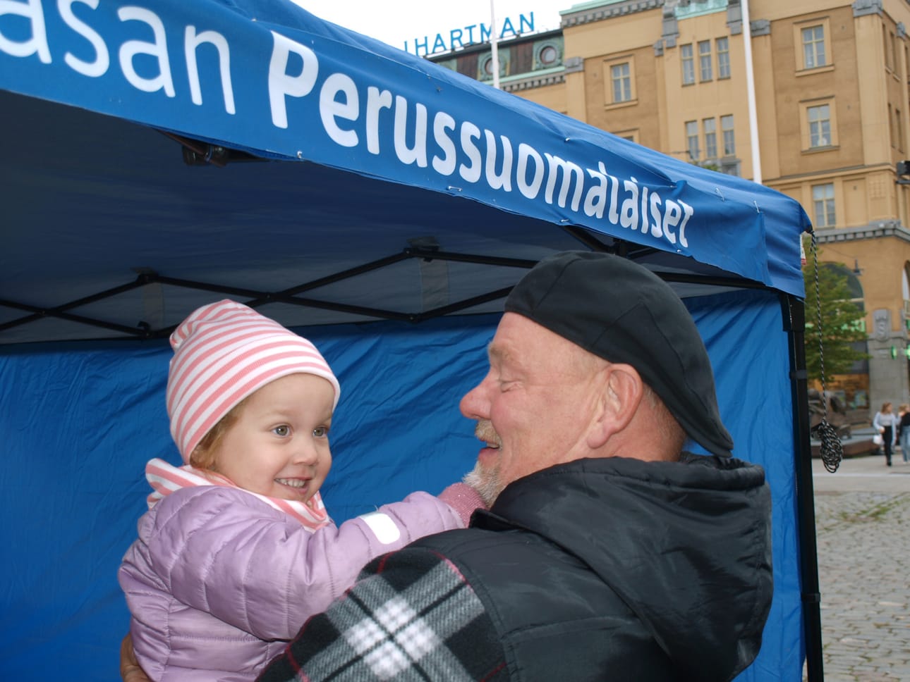 Jukka Mäkynen oli lauantaina Vaasan torilla tapaamassa ihmisiä ja vastailemassa heidän kysymyksiinsä. Sähkön hinnannousu huoletti torilla kävijöitä. Mäkysen lapsenlapsi Mai oli vain iloinen nähdessään paappansa.