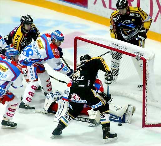 Ratkaisun makua ilmassa. Kärppien ykköskentän sentteri, 21-vuotias Mika Pyörälä survoo kiekon väkisin ohi Tapparan maalivahdin Mika Lehdon: 3-1.