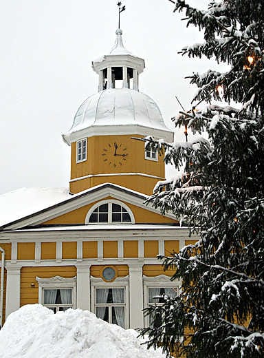 Kajaanin raatihuoneen tornin katto on uusittu ja kattoviiri nostettu paikalleen. Tornissa on käyvä kello yhdellä sivulla ja maalatut kellotaulut muilla.