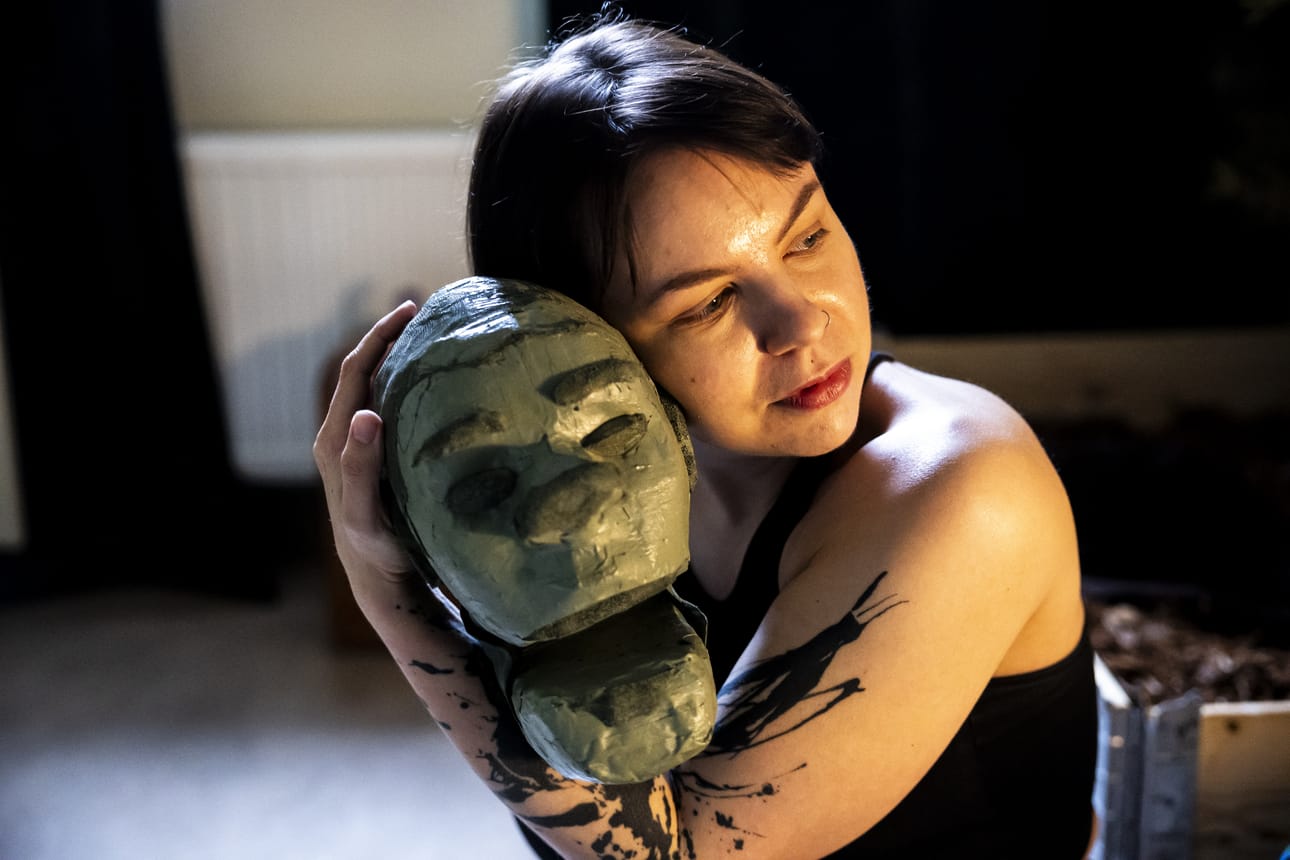 Näyttelijä Anna-Leena Järvi on ainoa oululainen, joka on mukana Asuntoesittelyssä volume 3. Hän rakensi esitystä varten elämänsä ensimmäinen teatterinuken ja sille neljä eri hahmoa.