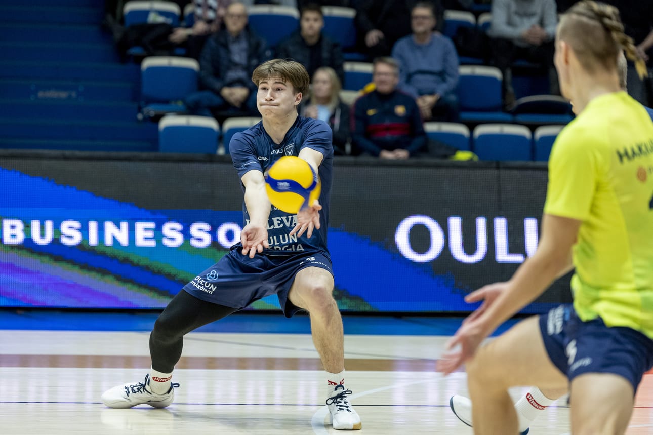 Eeli Kuukasjärvi pääsi näyttämään sentteriosaamistaan ACO Volleyn runkosarjan viimeisessä pelissä.