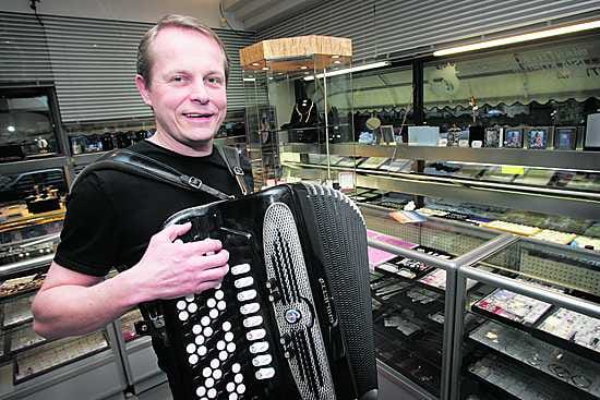 Panttilainavirkailija Sami Ikonen tempaisee parit sävelet viisirivisestä.