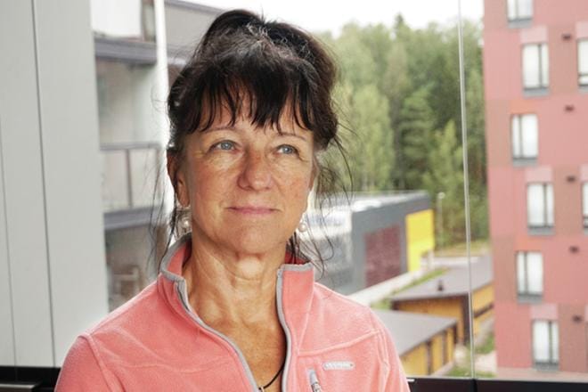 Erikoissairaanhoitaja Sirpa Neittamon sairaus ei näy päällepäin. Hän työskenteli 30 vuotta lasten teho-osastolla, kunnes muistisairaus katkaisi työuran. Yhtäkkiä laskutehtävät alkoivat mennä pieleen.