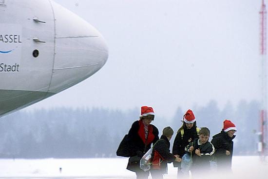 Rovaniemen lentoasemalla sattui harvinainen onnettomuus. Kuvan matkustajat eivät liity tapaukseen.