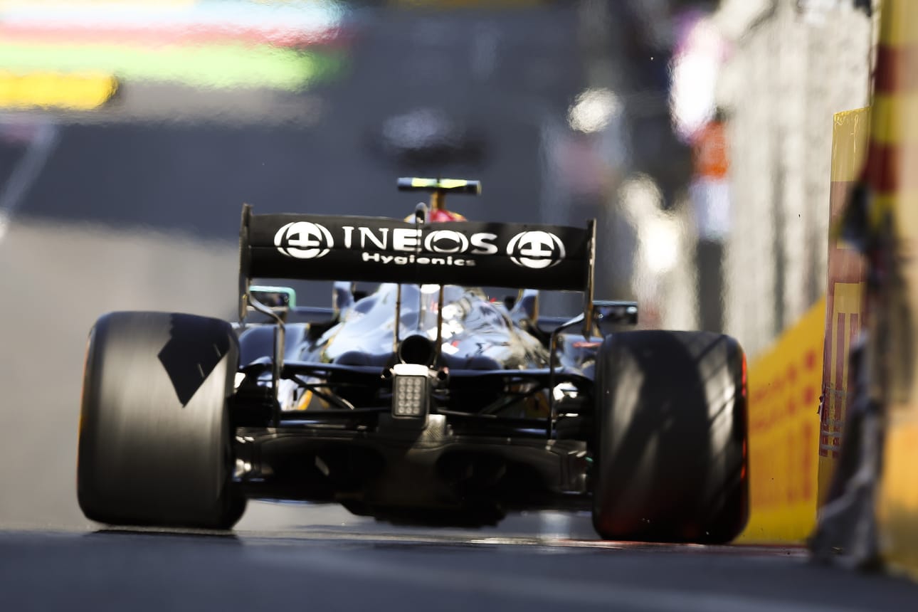 Valtteri Bottas ihmetteli Mersunsa vaisua vauhtia.