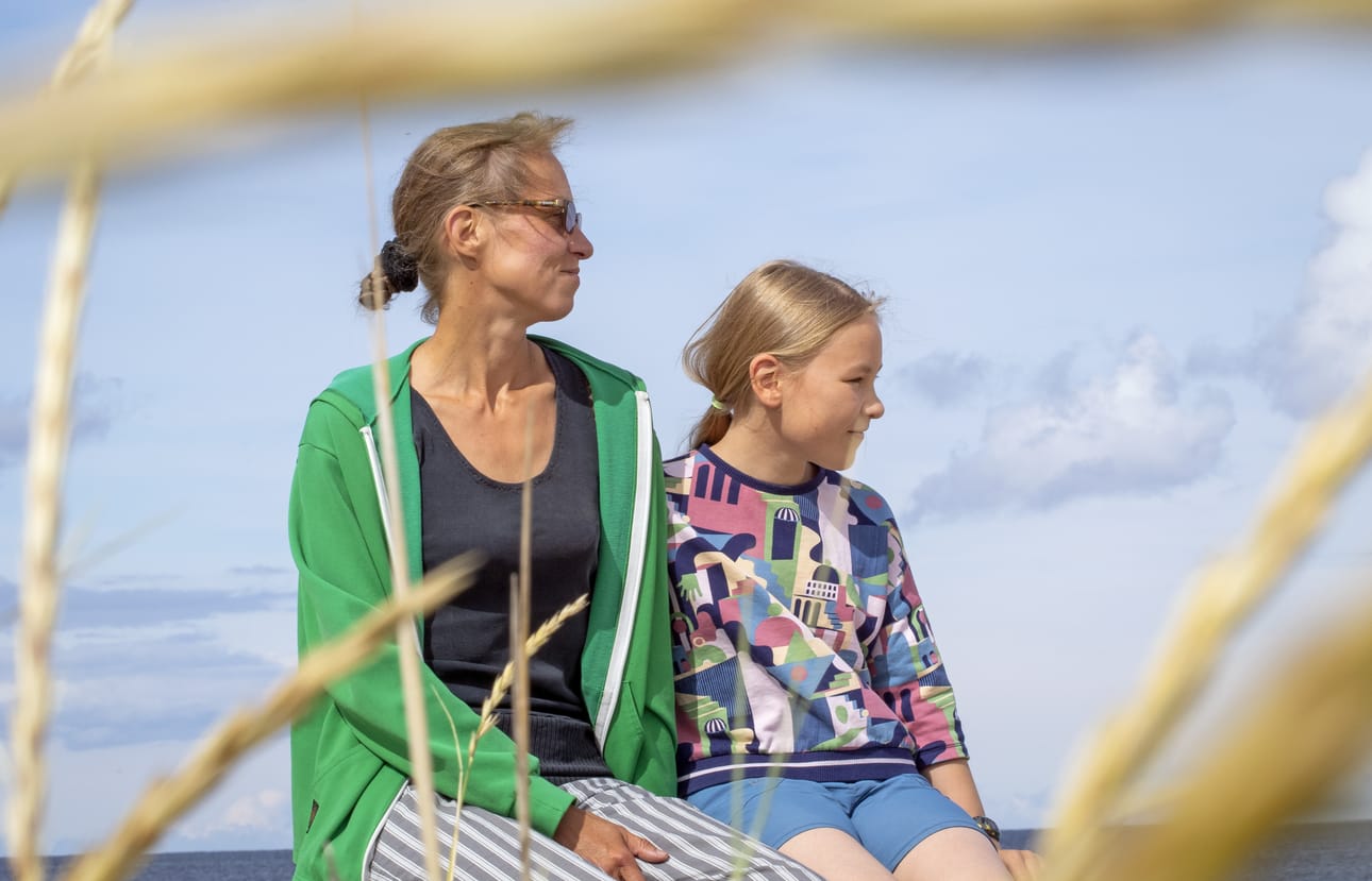Lotta ja Tuuve Viikari viihtyvät Perämeren rannalla Hailuodossa. Perheen kakkosasunnon ikkunasta avautuu kaunis merimaisema.