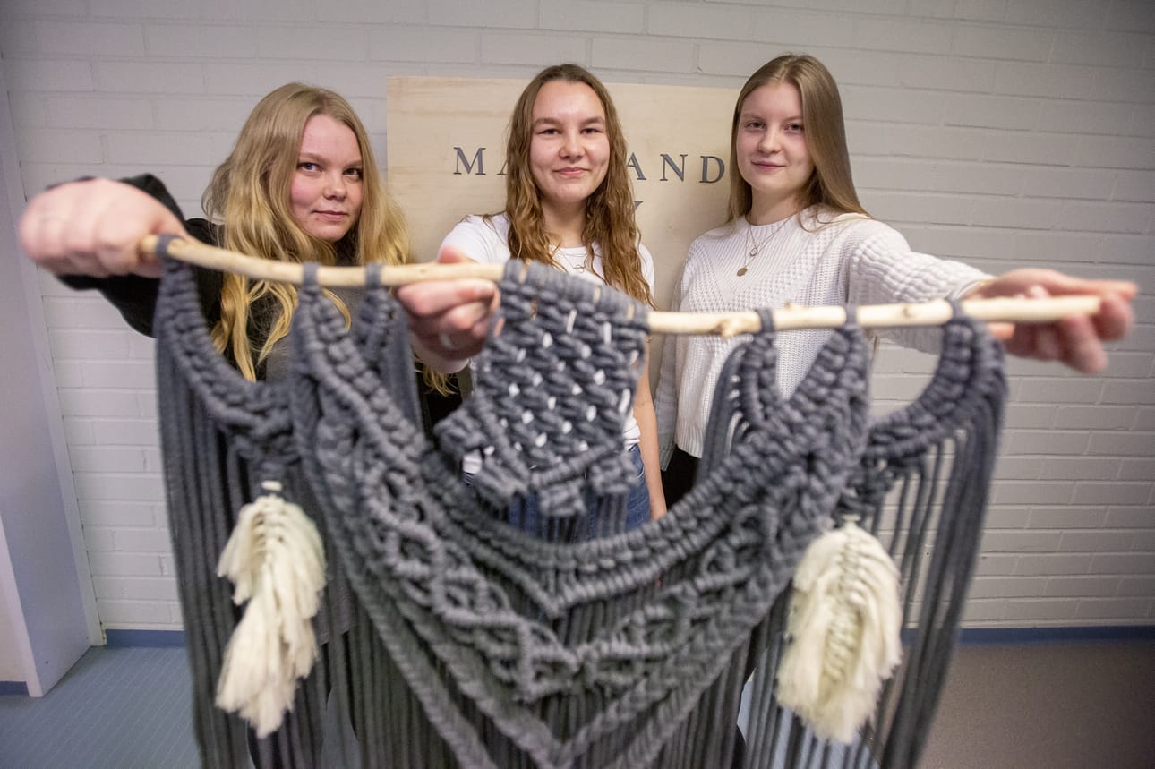 Iida Kivelä, Ellen Ylikulju ja Janina Paananen opettelivat makrameiden teon osana NY-yritystään.