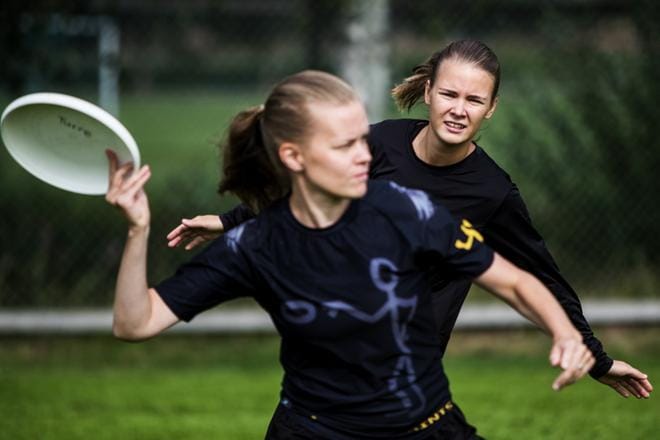 Vaasa Saintsin naisten joukkueen kapteeni Terhi Teräväinen on pelannut ultimatea 15 vuotta. Kiekkoa havitteleva Kaisa Ala-Mikkola on harrastanut lajia 7 vuoden ajan. KUVA: OUTI NEUVONEN