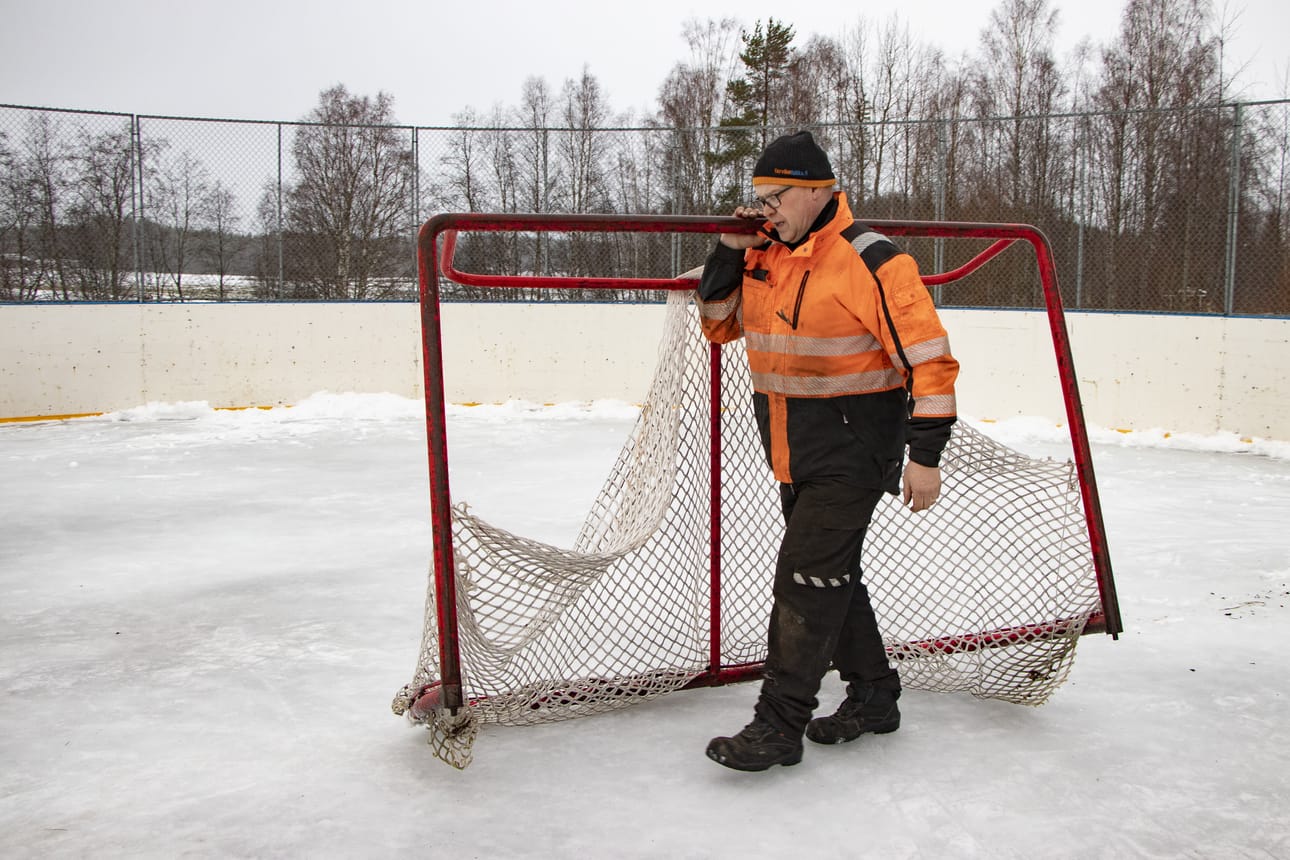 Tero Meriläinen siirtää maalit pois lämpenevän sään sulattamalta jäältä. Kaikki kentille sulan kelin aikana jätetyt esineet painuvat jäähän ja niiden jättämät kolot täytyy erikseen täyttää ja jäädyttää uudelleen.