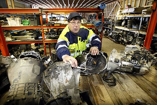 Ruskon Auto ja Varaosa Ky:n omistaja Lasse Haapanen on huhkinut autopurkamoalalla jo 30 vuotta. Haapasen hyppysissä vanhan Audi 100:n vaihdelaatikko.