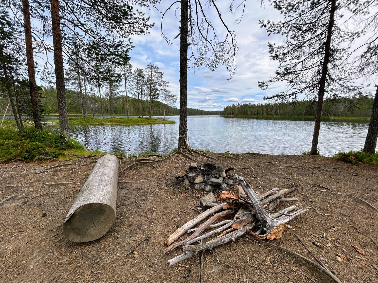 Reitin puolivälissä on yksi mahdollinen uimapaikka nuotioineen. Nuotion viereen oli joku kantanut polttopuuta, mutta liiteriä tässä kohtaa ei ole.