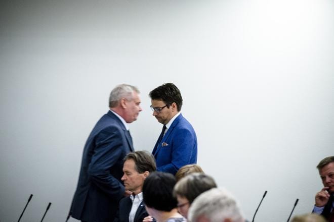 SDP:n puheenjohtajan Antti Rinteen ja vihreiden puheenjohtajan Ville Niinistön mukaan puolustusselonteko korostaa sotilaallisen uhkan riskiä. Kuva: Joel Maisalmi