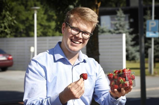 Ilmajoen torilta löytyi kurikkalaista mansikkaa, jonka alkuperän pystyy jäljittämään tilalle saakka. Risto Lahden mielestä tämä on kotimaista lähiruokaa parhaimmillaan. KUVA: JOUKO HÄNNINEN
