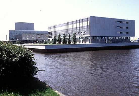 Oulun kaupunginkirjasto (edessä) ja Oulun kaupunginteatteri.