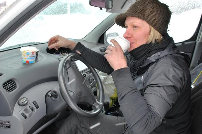 Monien muiden lailla Heidi Saanio nauttii lounaansa ravintolasulun aikana autossaan. KUVAT: EEVA-LIISA KULJU