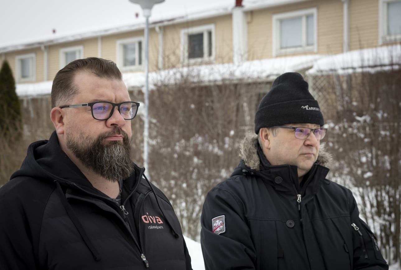 Höyhtyän Kuikkatien rivitaloyhtiössä lumenläjityspaikat ovat jo täynnä. Lunta jouduttiin viemään pois ensimmäisen kerran tiistaina ja uudestaan torstaina. Pelastustiet on pidettävä avoinna, muistuttavat Oiva Isännöinnin tekninen isännöitsijä Janne Väyrynen ja taloyhtiön hallituksen puheenjohtaja Pekka Launonen.