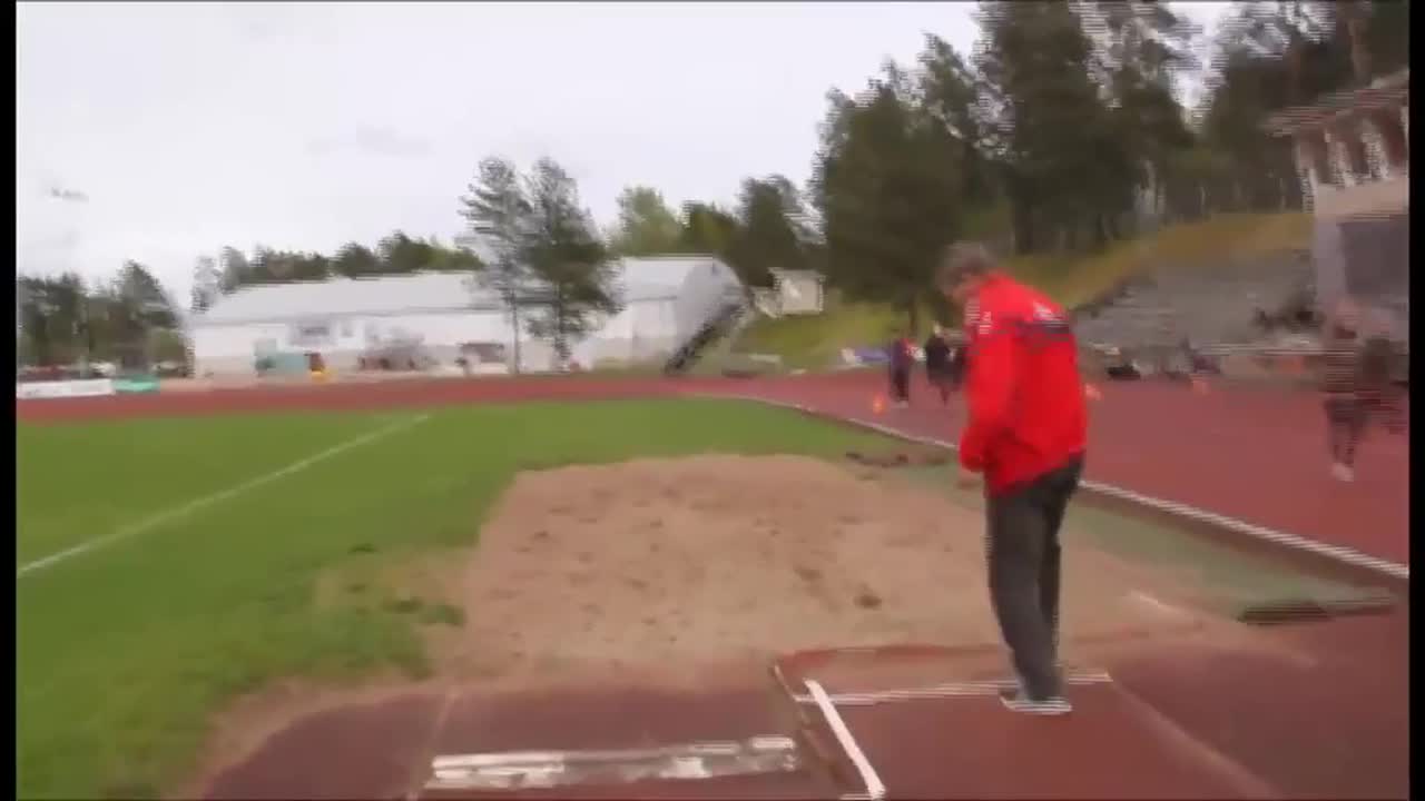 Käyttäjät kertovat, millaisessa kunnossa Oulaisten urheilukenttä on.