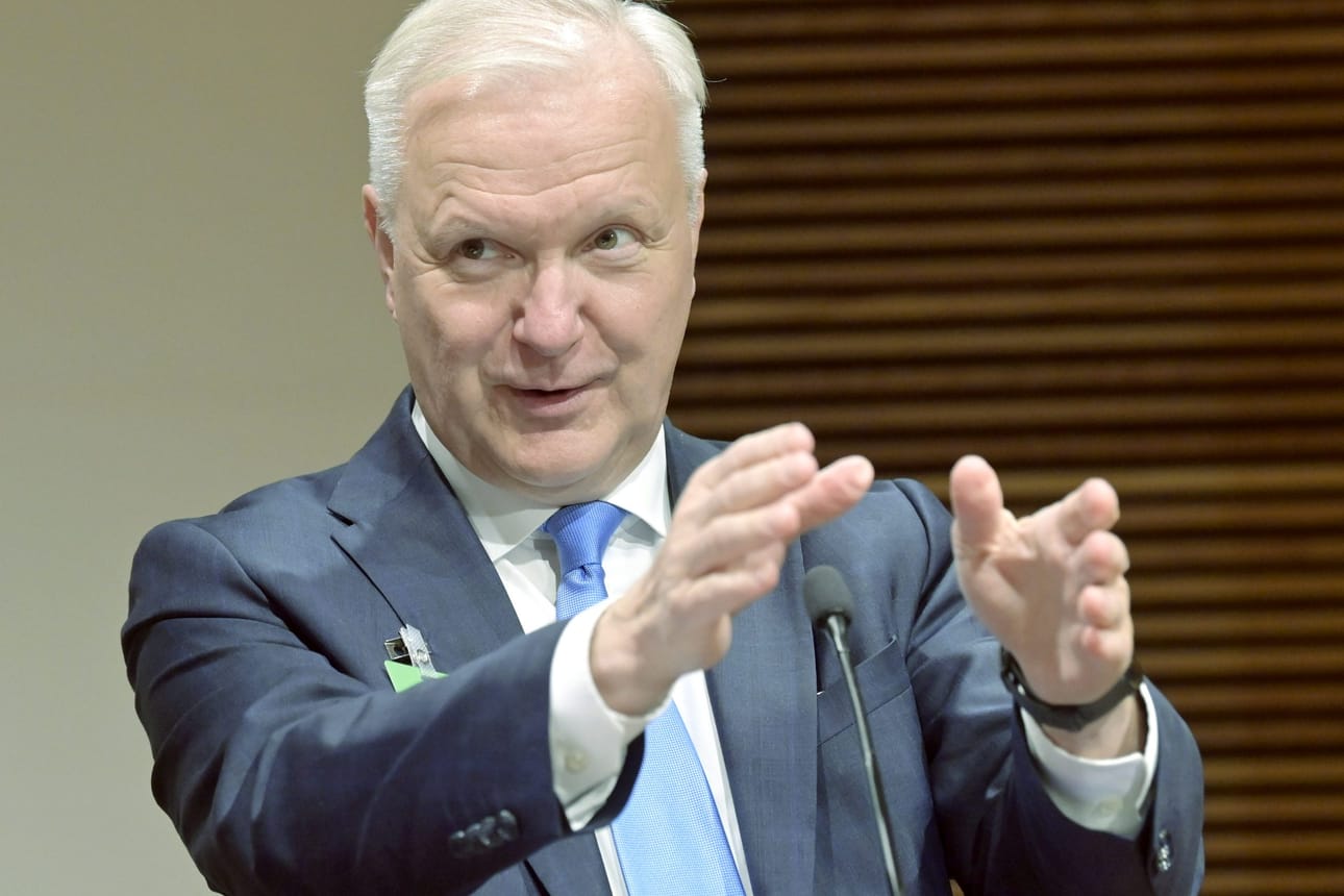 Suomen Pankin pääjohtajan Olli Rehnin mukaan Suomen tilanne ei ole yhtä vaikea kuin suurissa euromaissa. LEHTIKUVA / Jussi Nukari