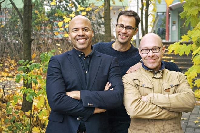 Tamperelainen it-firma Codeo julkaisi yrityksen palkkatiedot kotisivuillaan. Seinäjokelaislähtöinen toimitusjohtaja Tommi Aho (keskellä) asettautui yhteiskuvaan yrityksen työntekijöiden, .NET-arkkitehti Seppo Kabongon ja ohjelmistoarkkitehti Mikko Väänäsen kanssa. KUVA: CODEO