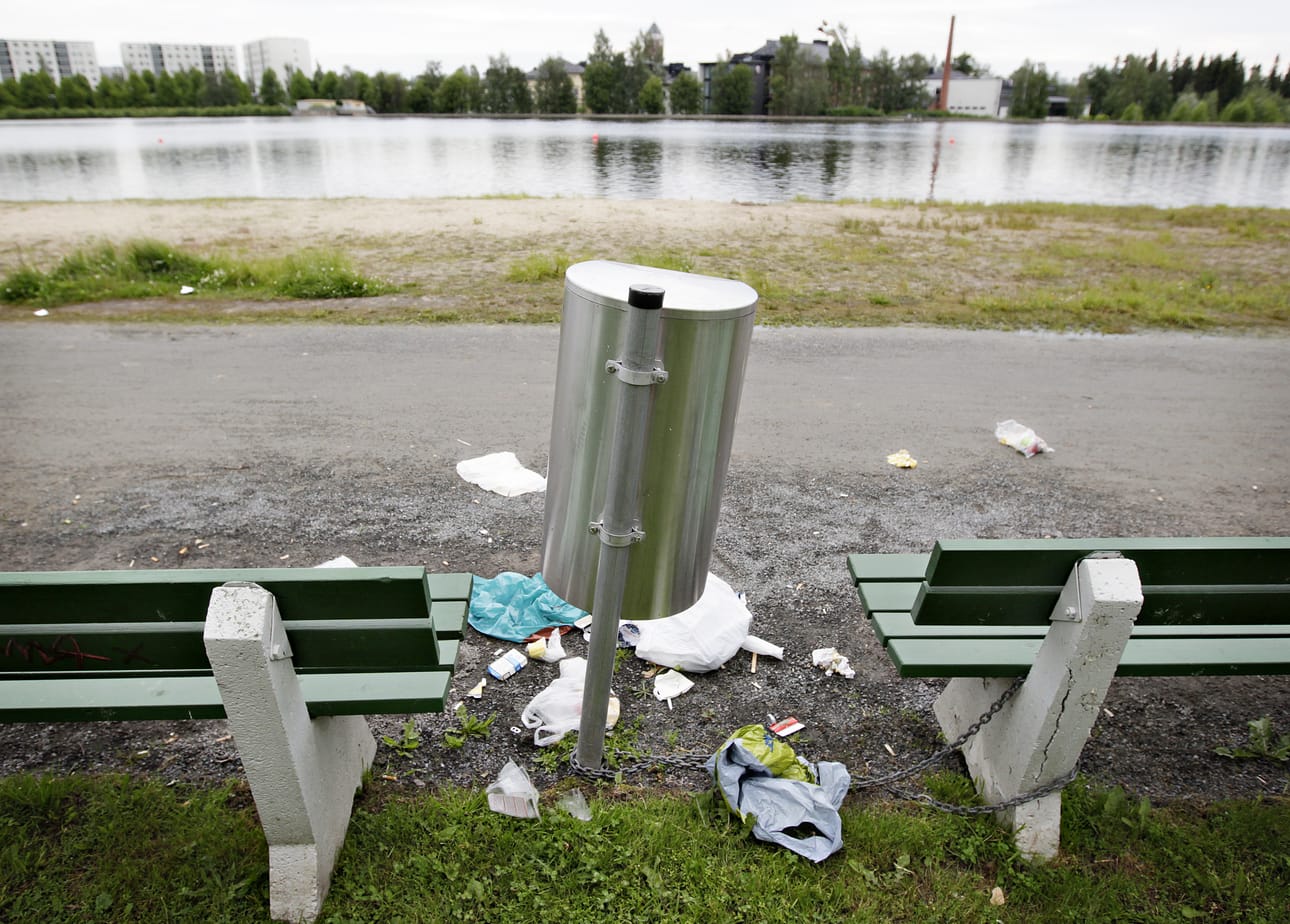 Tuiran uimaranta jäi auringonpalvojien jäljiltä sotkuiseen kuntoon.