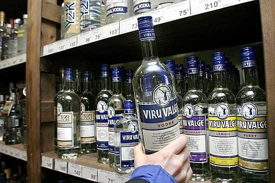 Matkustajat toivat ulkomailta yhteensä 72,5 miljoonaa litraa alkoholijuomia.
