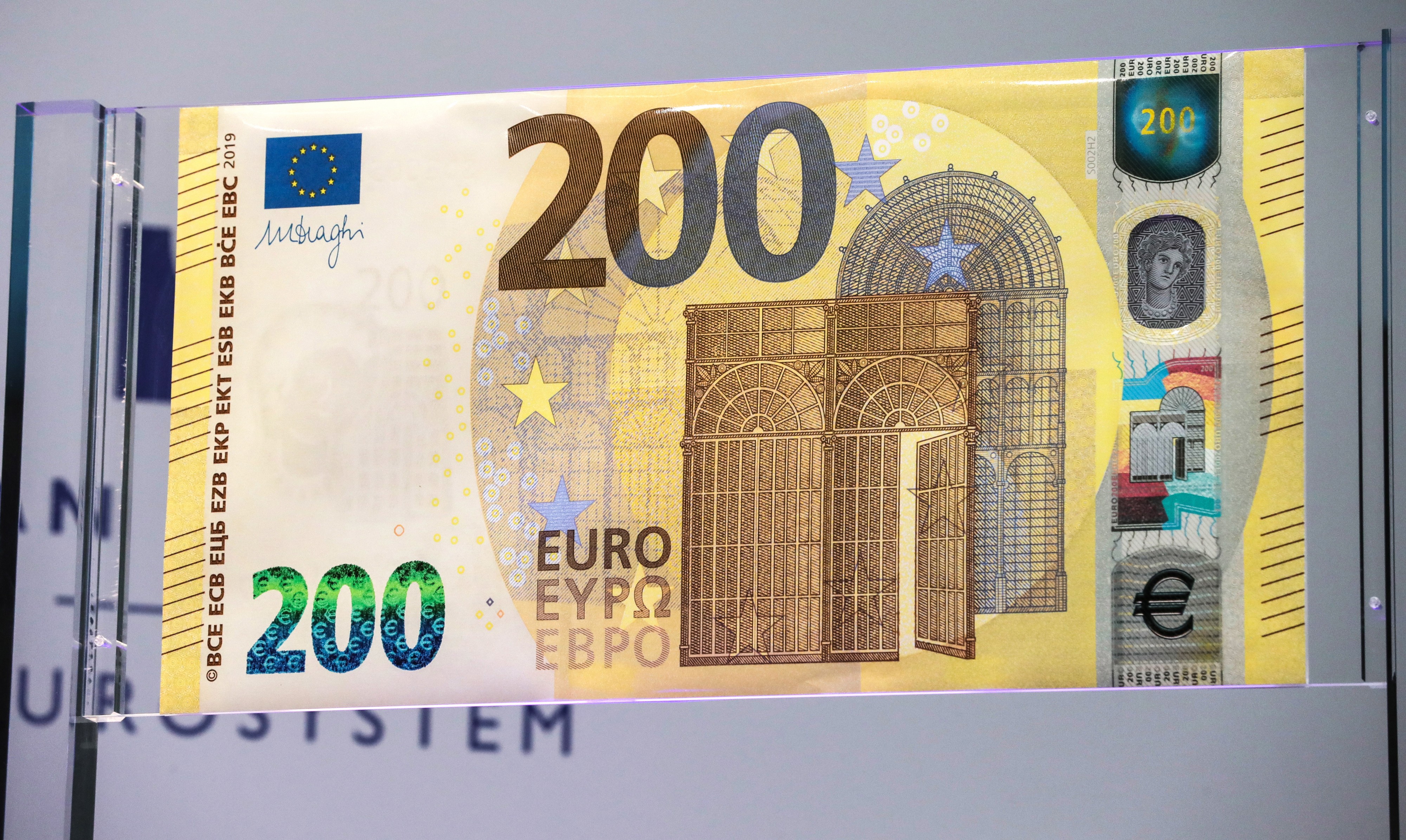 Uusi kahdensadan euron seteli. Kaikkien setelien kääntöpuolella on sama Euroopan kartta, etupuolella taas kuva rakennuksesta, joka edustaa eurooppalaista arkkitehtuuria.