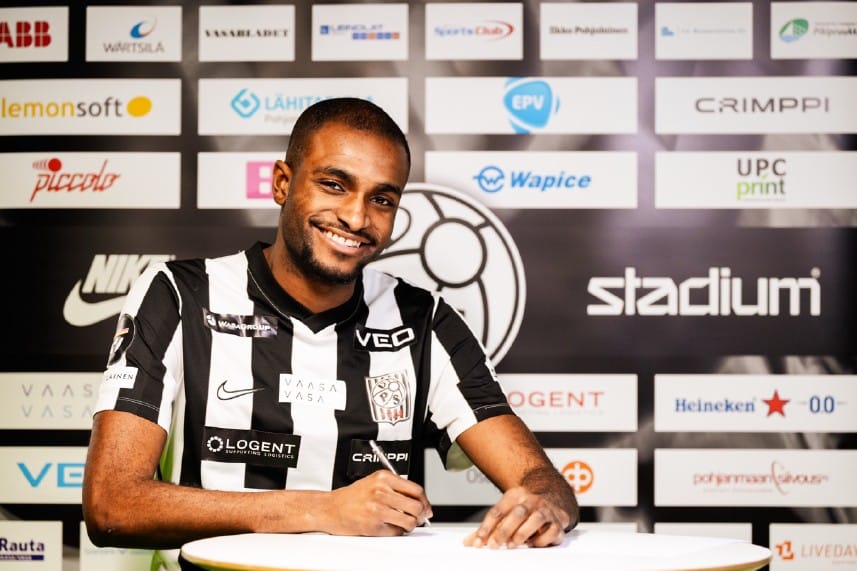 Jonathan Muzinga pukeutui raitapaitaan.