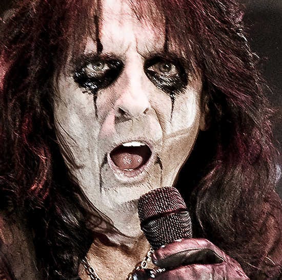 Alice Cooper hirtetään ja myös hänen kaulansa katkaistaan Theatre of Death -show'ssa.