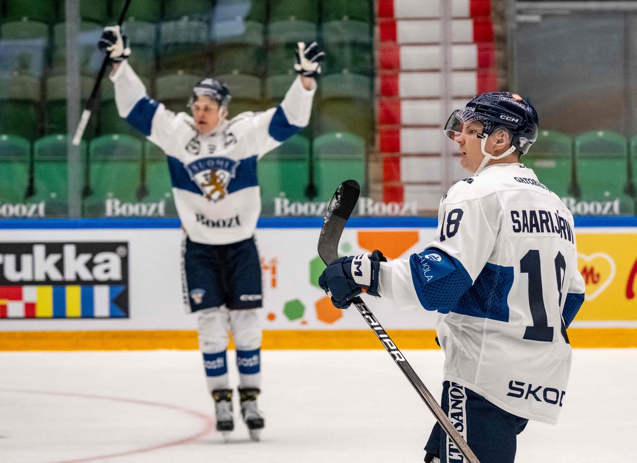 Jesse Puljujärvi ja Vili Saarijärvi tuulettivat maalia Ruotsin EHT-turnauksen ottelussa Tshekkiä vastaan. Kaksikko lunasti paikkansa kisakoneessa.
