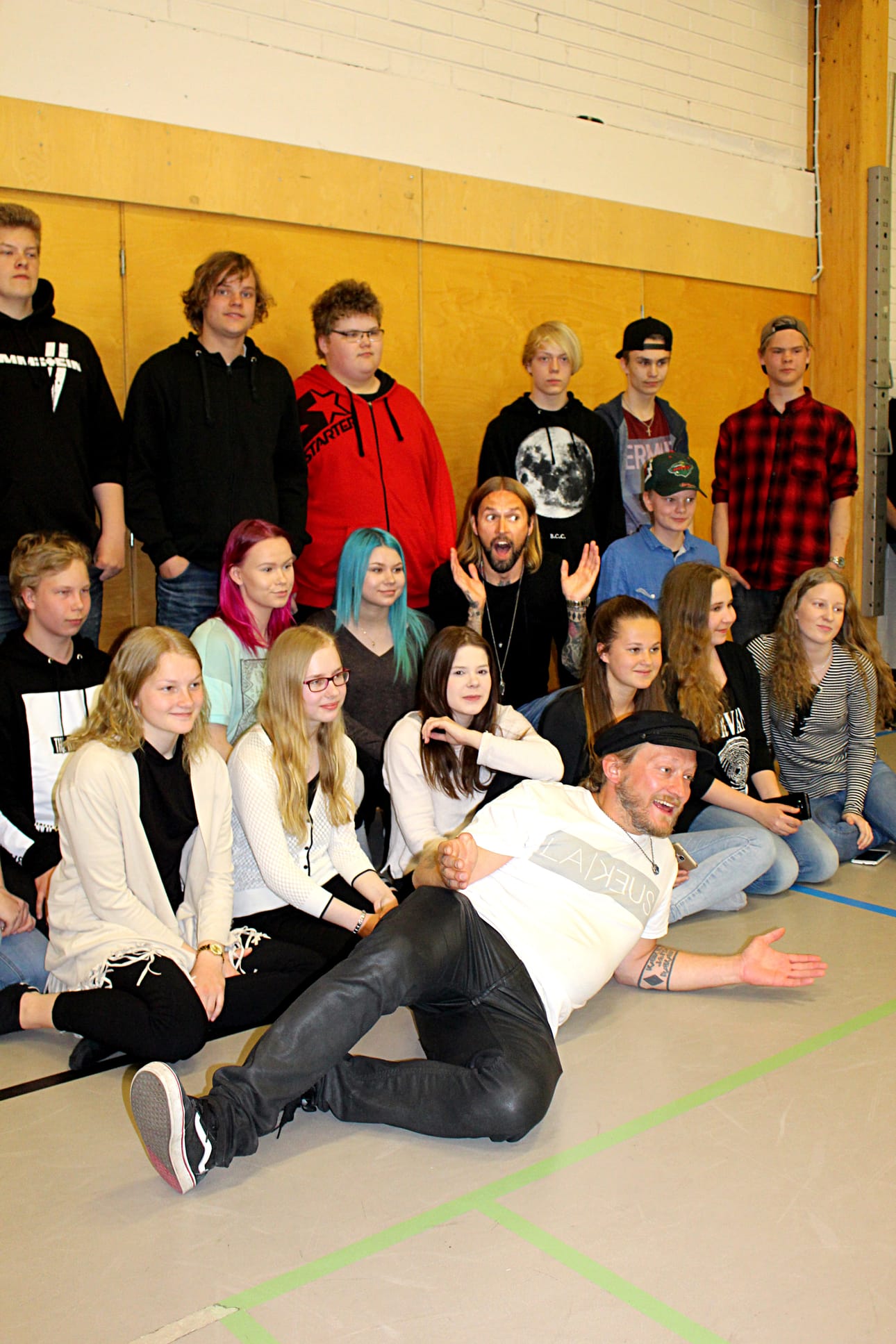Yleisössä istuneet nuoret pääsivät luennon päätteeksi poseeraamaan Duudsoneiden kanssa. Tässä vuorossa Ruukin 9A-luokka.