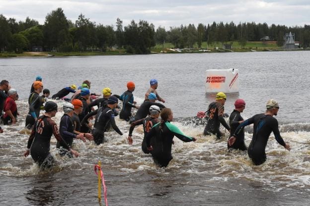 Pidemmän reitin triathlonistit aloittivat kisansa uinnilla 16-asteisessa vedessä. KUVAT: KALEVI VIITA
