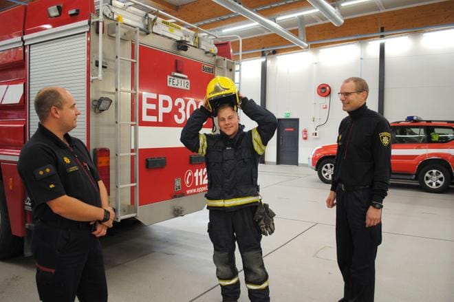 Palomestari Marko Latvala (vas.) ja paloesimies Petri Yli-Mannila seurasivat, miten nopeasti Joni Haukkajärvi sai sammutusmiehen varusteet ylleen. KUVA: EEVA-LIISA KULJU