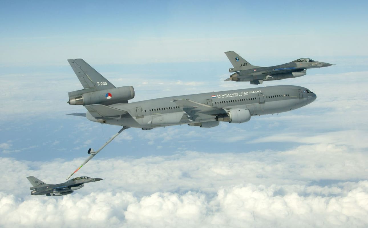 Hollannin Ilmavoimien KDC-10 ilmatankkauskone tankkaa F-16 hävittäjiä,