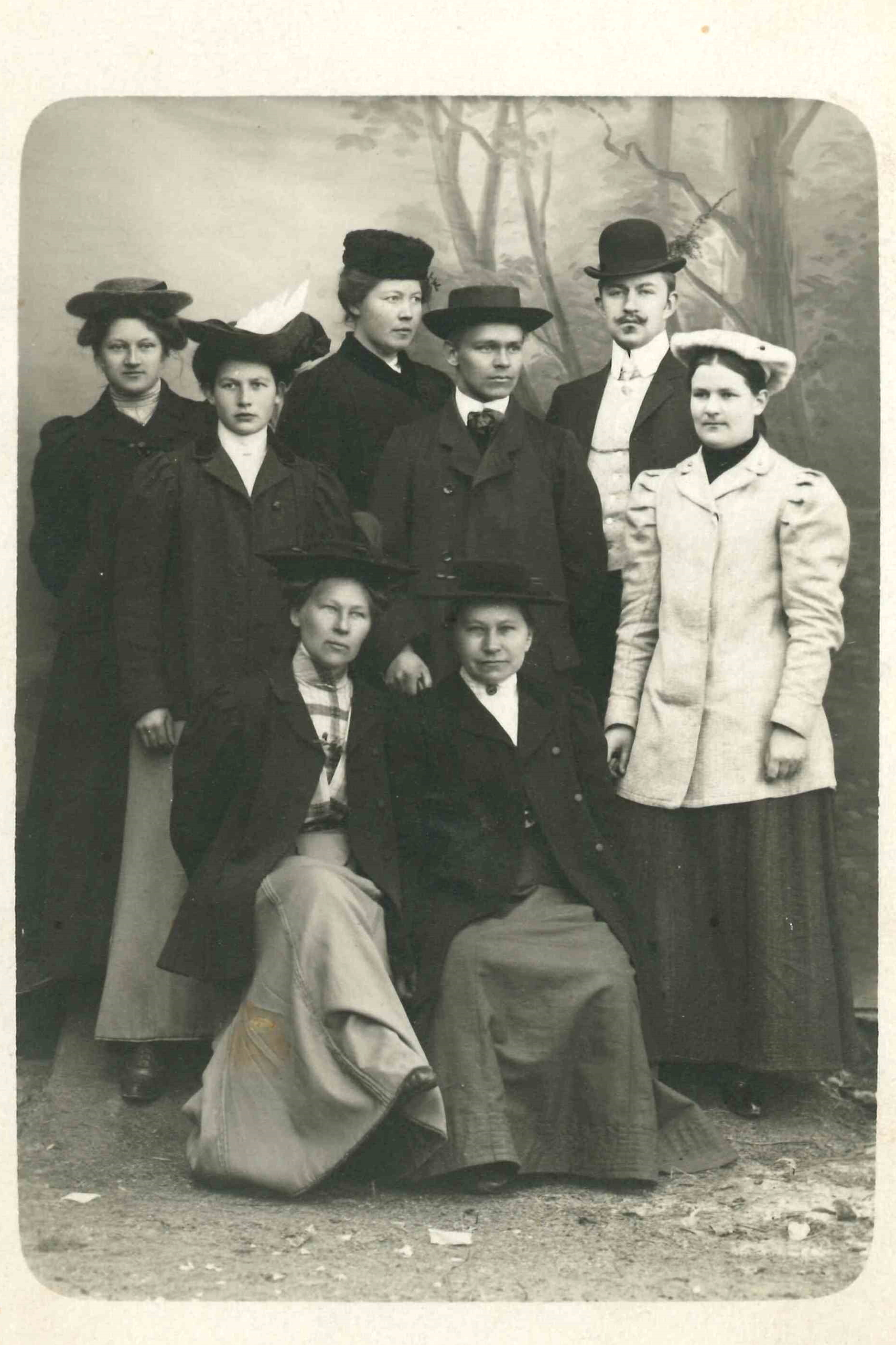 Nuoria valokuvassa vappuaattona 1908. Impi Mäkelin kuvassa kolmas ylhäältä vasemmalla. Muut kuvat henkilöt ovat hänen ystäviään. 