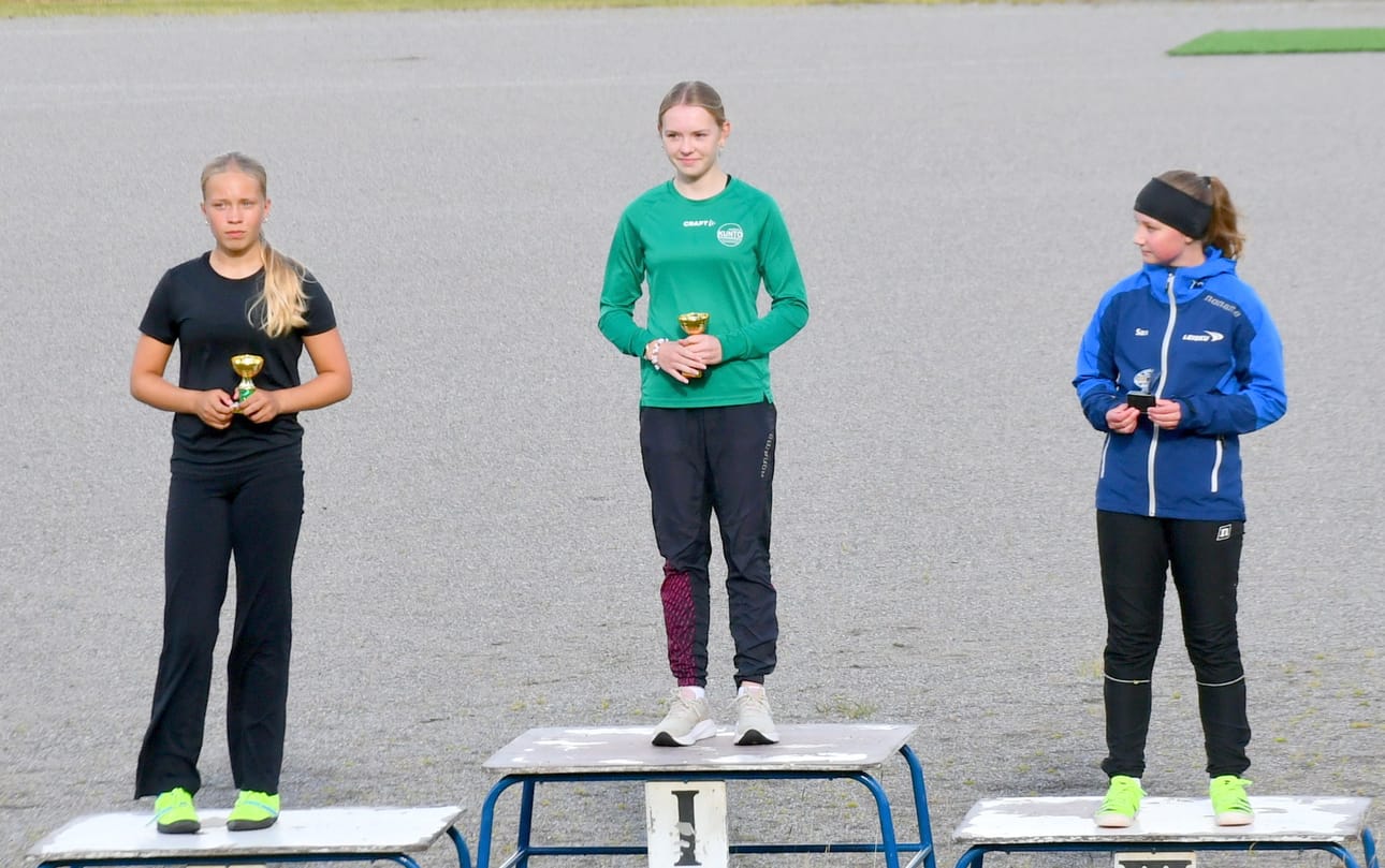 KuKun Mea Pynttäri oli 10 0metrin juoksun nopein. Hän sai palkintokorokkeelle rinnalleen VirtUn Taika Mäkisen ja Kankaanpään Sara Maikolan.