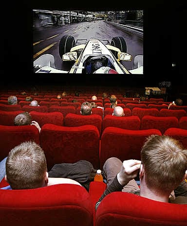 Elokuvateattereissa riitti väkeä viime vuonna. Finnkinon teattereissa katseltiin muun muassa suoria Formula 1-lähetyksiä.