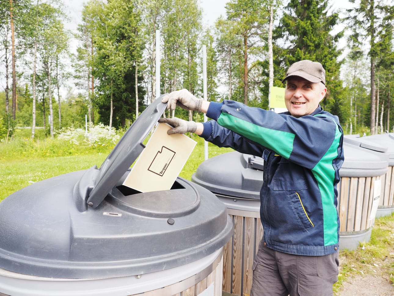 Timo Viinikka on tyytyväinen keräysastioiden sijaintiin Kuusamon Prisman parkkipaikalla.