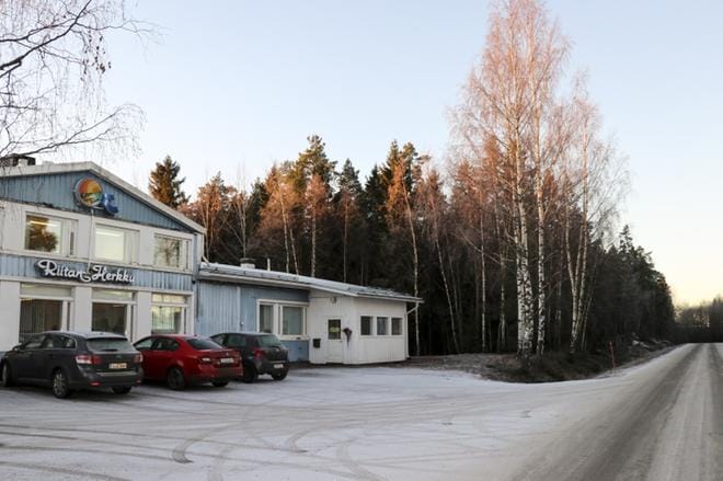 Riitan Herkku haluaisi laajentaa toimintaansa mehunvalmistuksen tuotantotilojen naapurissa sijaitsevaan metsään. Tärkeät luontoarvot rajaavat kuitenkin aluetta, johon voidaan rakentaa. KUVA: ANNE LAURILA